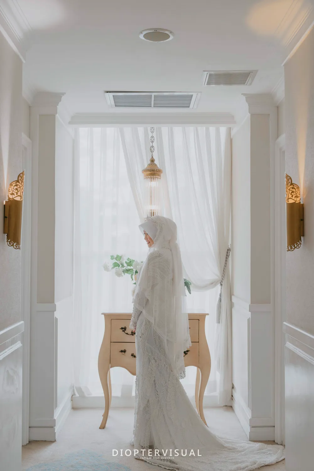 Di ujung cahaya, aku titipkan nama Allah pelan-pelan. Semoga rumah yang kami bangun selalu menemukan arah: ridha-Nya.