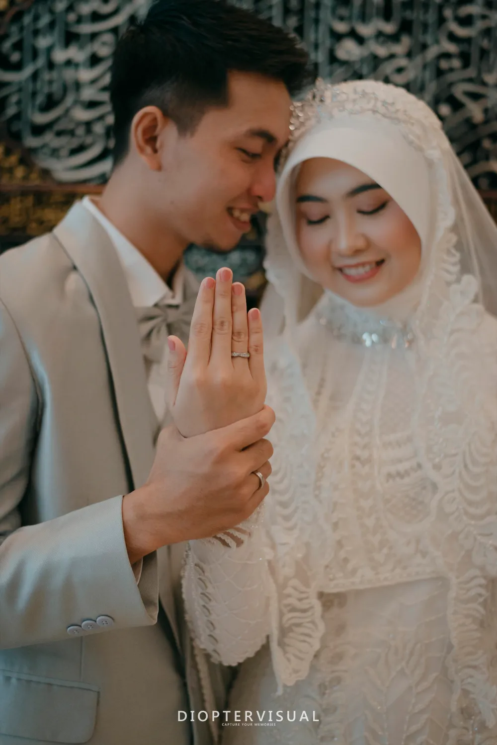 Di sela jari yang saling menguatkan, ada doa yang tidak pernah berhenti. Allah, jaga kami dalam lembut-Mu.