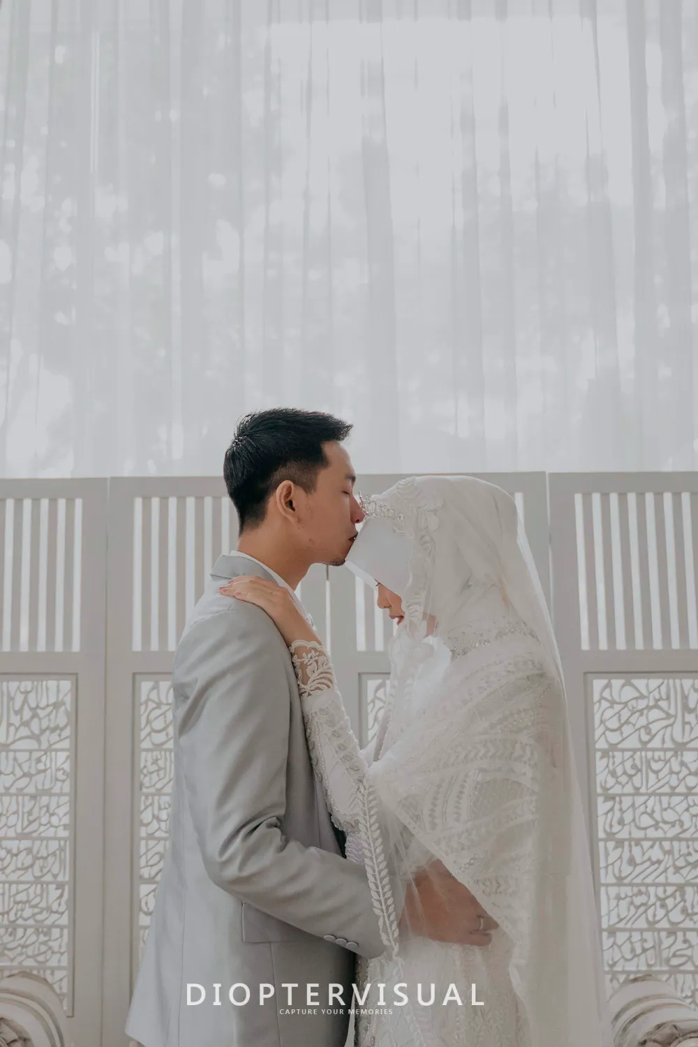 Cahaya itu jatuh lembut, seperti rahmat yang mengajari kami sabar. Bismillah—semoga cinta ini selalu jadi ibadah yang ringan.